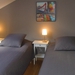 Chambre 2 : les lits peuvent faire un grand lit double